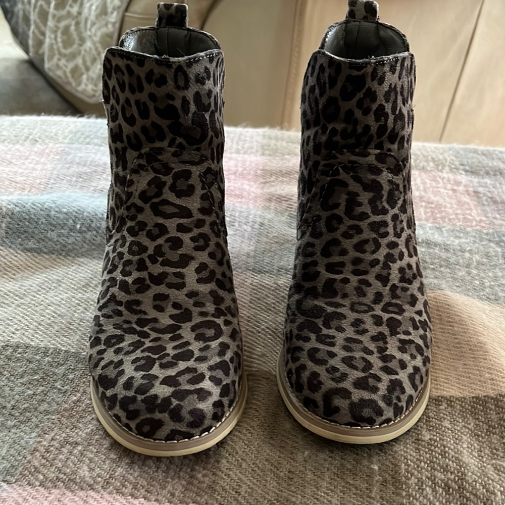 Erin  Grey leopard Print Wedge, size 7 medium.